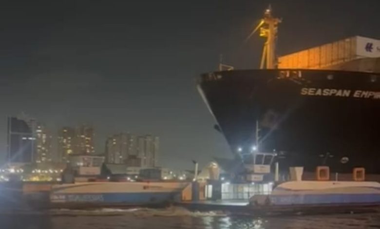 Navio de grande porte colide com balsas durante manobra noturna e tripulantes pulam no mar após impacto