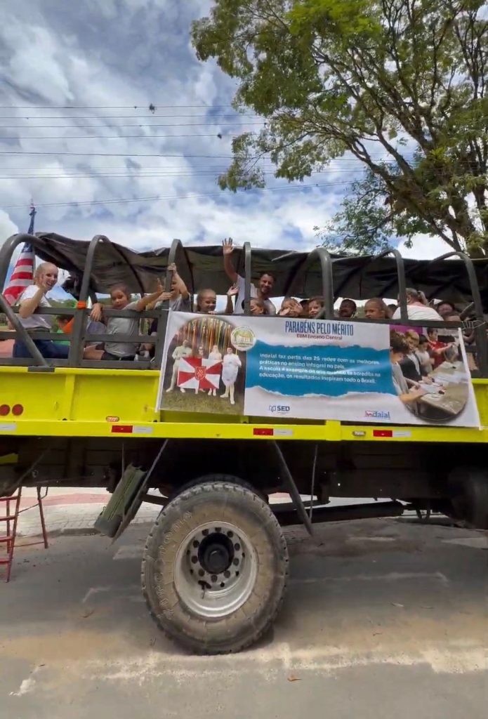 Escola de Indaial conquista prêmio nacional e celebra reconhecimento com desfile em caminhão dos bombeiros