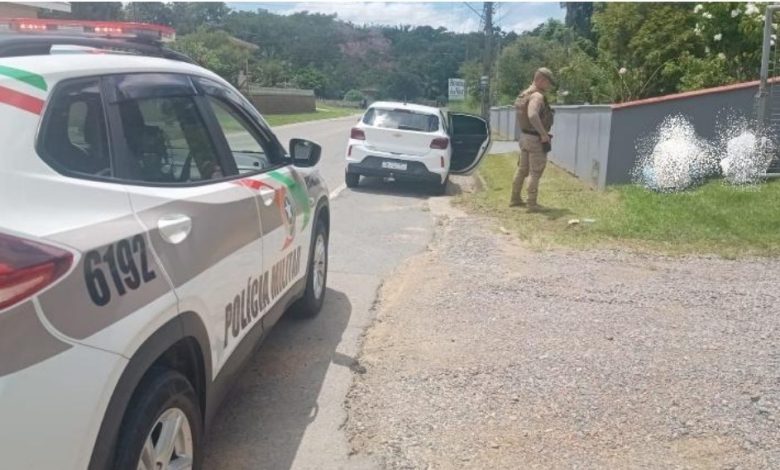 Perseguição termina com dupla presa após tentativa de golpe de R$ 43 mil em Indaial
