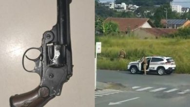 Revólver calibre .38 é localizado em área de mata após fuga de motocicleta durante perseguição policial em Timbó