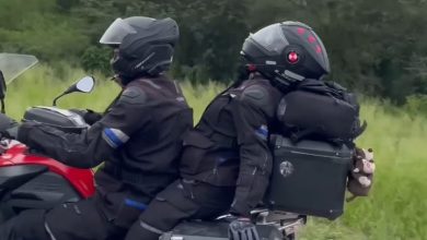 Entre o inusitado e o perigoso, mulher é flagrada dormindo na garupa de moto durante viagem e vídeo viraliza