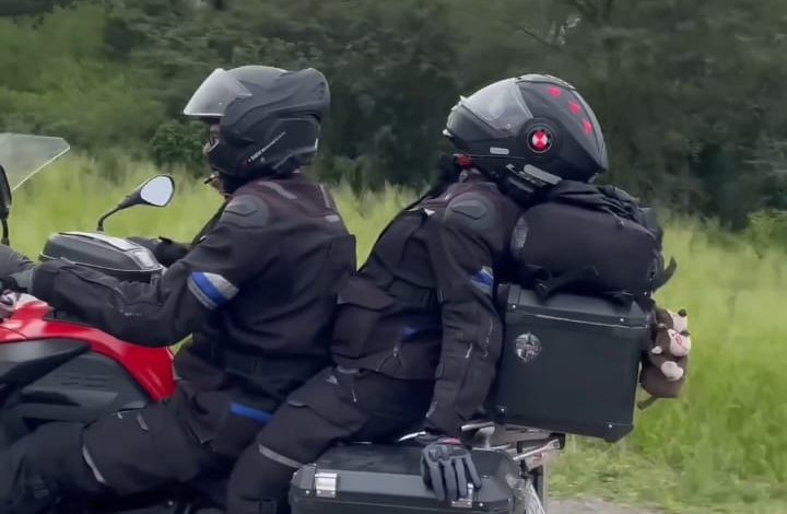 Entre o inusitado e o perigoso, mulher é flagrada dormindo na garupa de moto durante viagem e vídeo viraliza