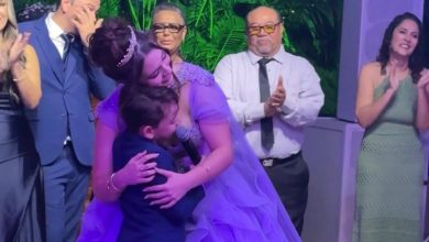 Irmão caçula rouba a cena com declaração emocionante em festa de 15 anos