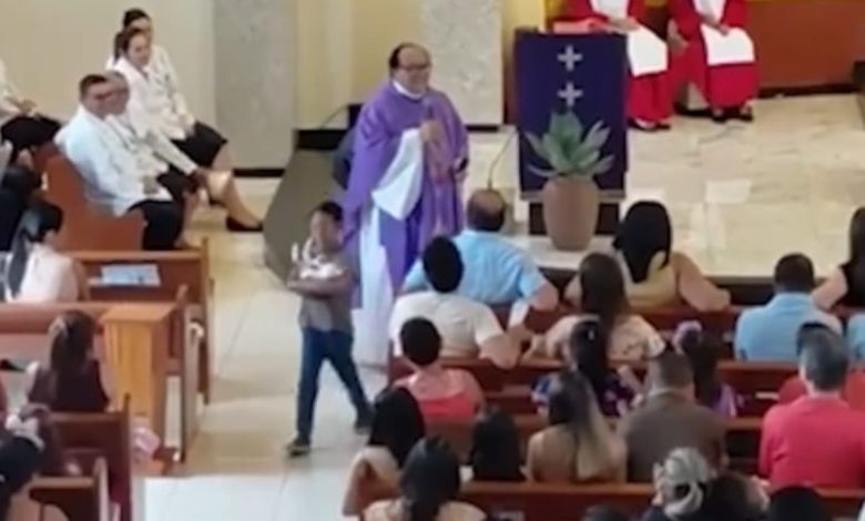 Menino pede bênção para gatinho durante missa e momento encanta a comunidade
