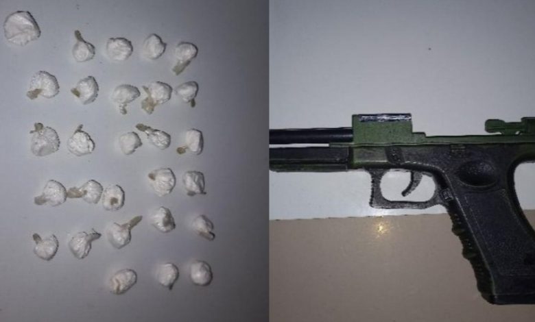 Após tentar escapar da Polícia Militar, dupla é presa com cocaína e simulacro de arma em Pomerode