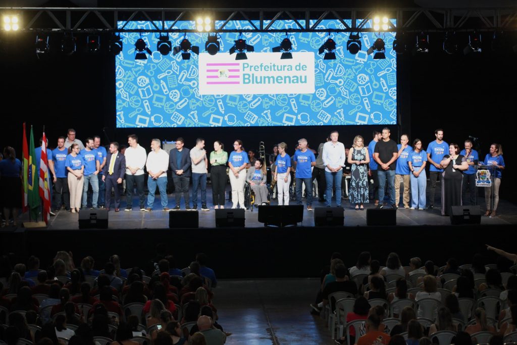 Blumenau: Câmara aproxima Legislativo das escolas e oferece serviços gratuitos na abertura do ano letivo