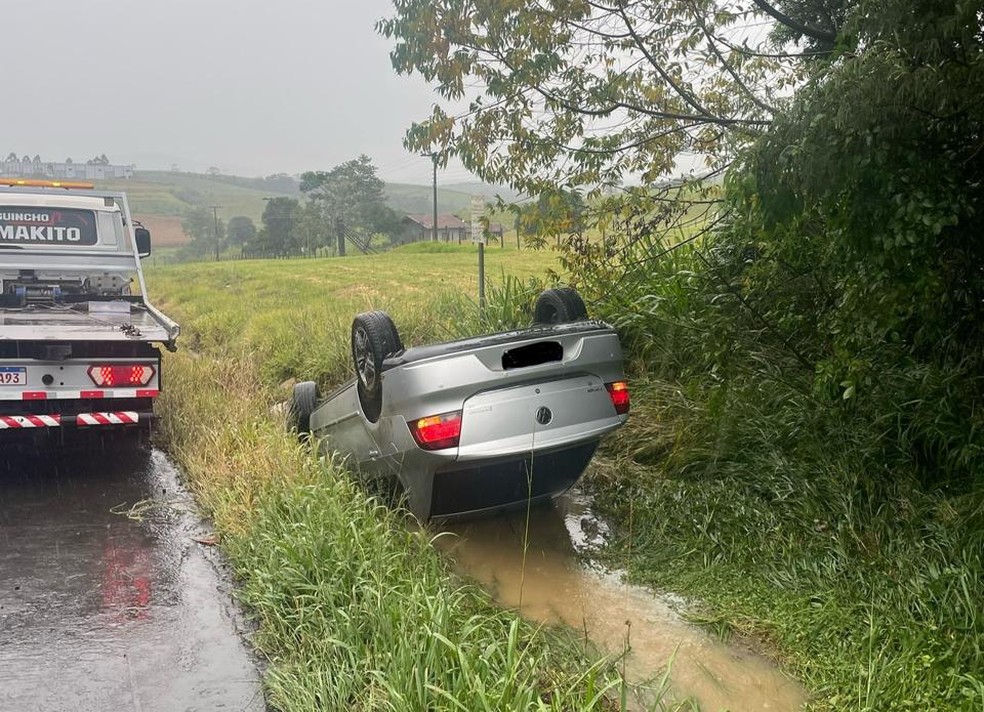 Temporais com granizo derrubam árvores, causam alagamentos e destroem tendas de palco em SC