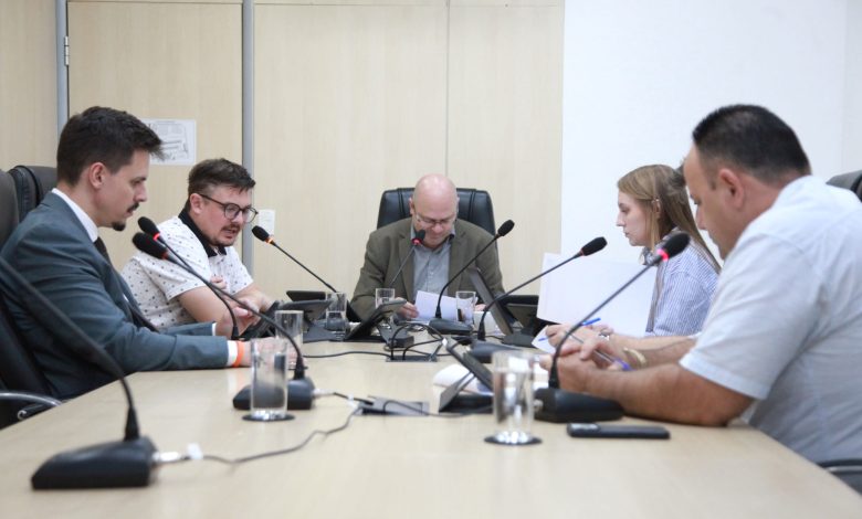 CCJ analisa projetos e dá aval a cinco propostas na Câmara de Blumenau