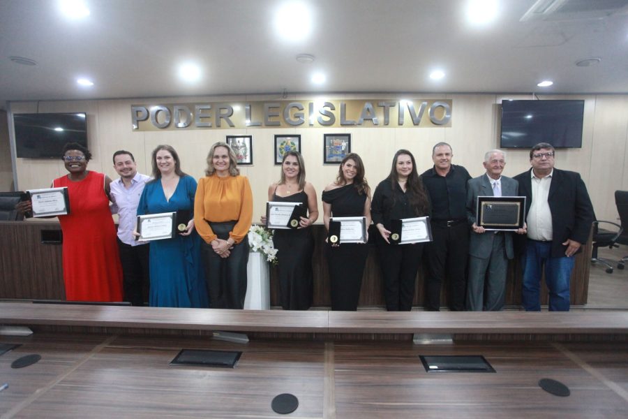 Câmara de Blumenau homenageia mulheres e entrega título de cidadão blumenauense em sessão solene