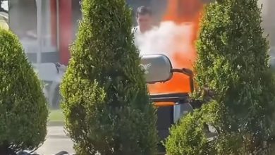 Susto grande; Cadeira de rodas'Susto!'; Cadeira de rodas motorizada pega fogo e fica destruída. Foto: Reprodução redes sociais / De Chapecó. motorizada pega fogo e fica totalmente destruída. Foto: Reprodução redes sociais / De Chapecó.