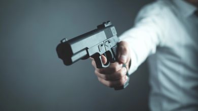 Homem invade casa da ex e tenta atirar no atual namorado que segurava um bebê no colo em Blumenau