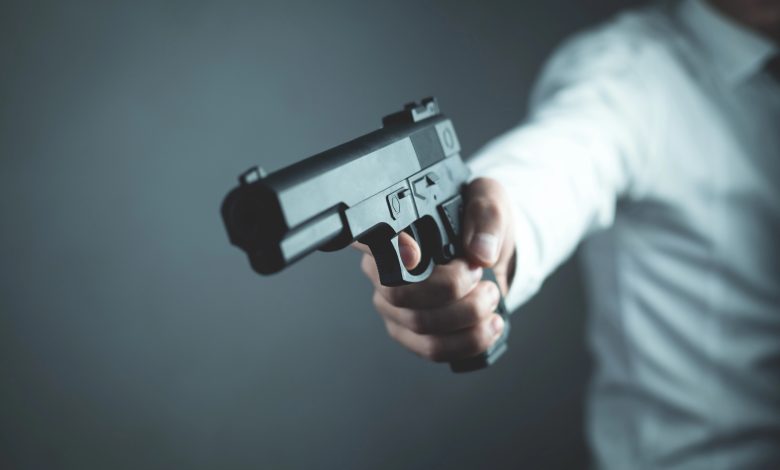 Homem invade casa da ex e tenta atirar no atual namorado que segurava um bebê no colo em Blumenau