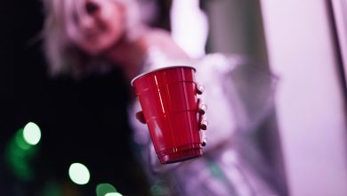 Mãe é condenada após permitir que filha de 16 anos bebesse álcool e expor adolescente nas redes sociais