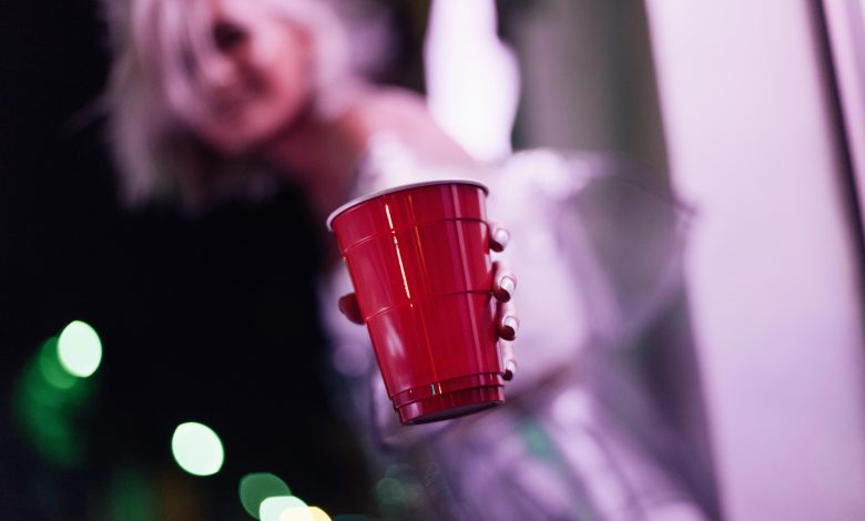 Mãe é condenada após permitir que filha de 16 anos bebesse álcool e expor adolescente nas redes sociais