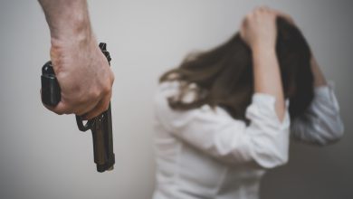 Após separação, homem agride ex-companheira e a ameaça com arma dentro de casa em Blumenau