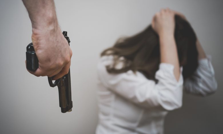 Após separação, homem agride ex-companheira e a ameaça com arma dentro de casa em Blumenau