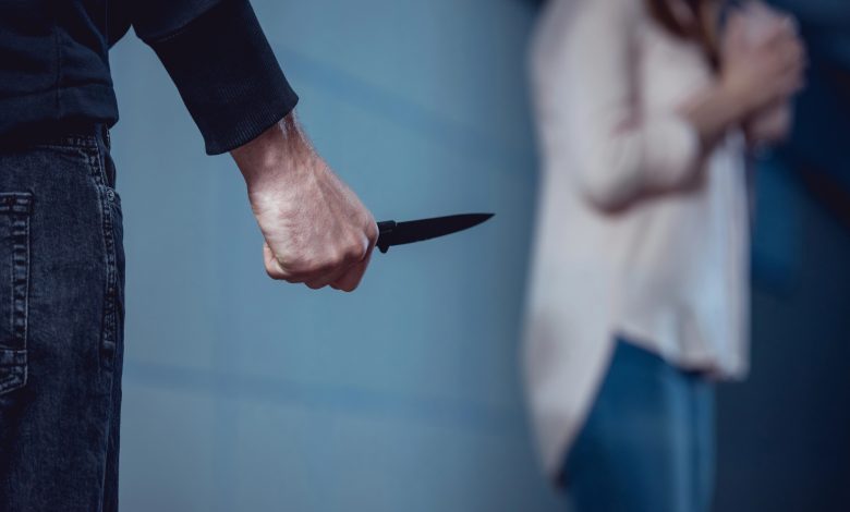 Após briga, homem se arma com faca, ameaça a companheira e é preso em Timbó