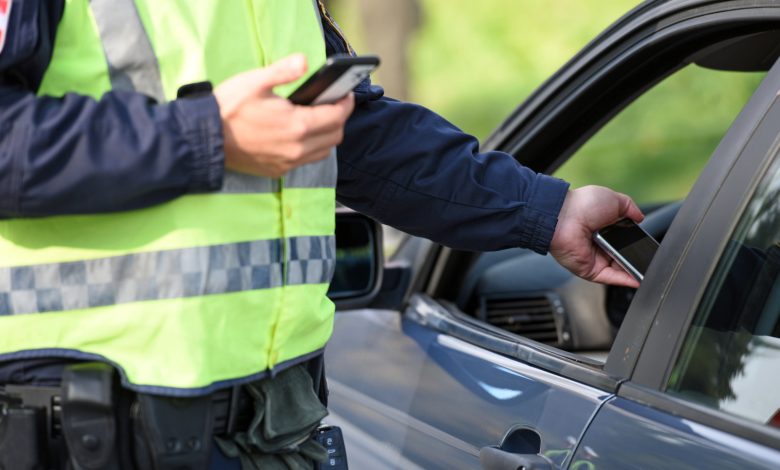 Durante fiscalização de trânsito, PM prende homem com mandado ativo por roubo e CNH vencida em Benedito Novo