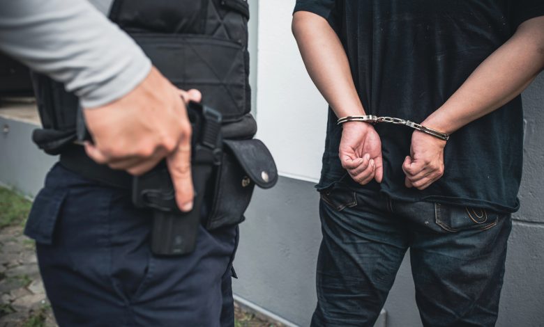 Foragido por furto qualificado é localizado pela Polícia Militar e preso em frente de casa em Pomerode