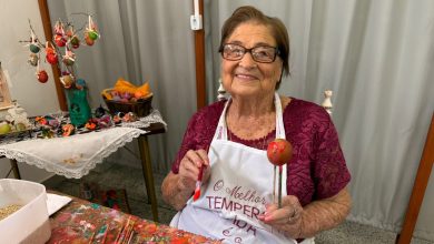 Mesmo com Parkinson, idosa de Rodeio com quase 100 anos ainda produz e vende casquinhas de ovos pintadas à mão
