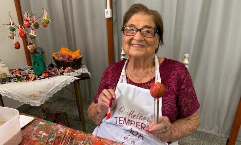 Mesmo com Parkinson, idosa de Rodeio com quase 100 anos ainda produz e vende casquinhas de ovos pintadas à mão