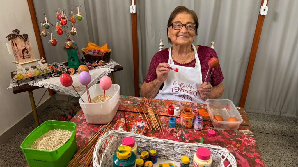 Mesmo com Parkinson, idosa de Rodeio com quase 100 anos ainda produz e vende casquinhas de ovos pintadas à mão