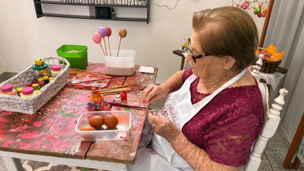 Mesmo com Parkinson, idosa de Rodeio com quase 100 anos ainda produz e vende casquinhas de ovos pintadas à mão