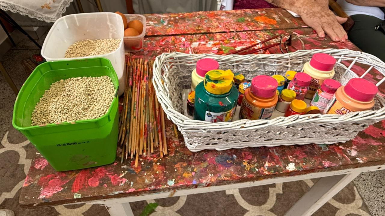 Mesmo com Parkinson, idosa de Rodeio com quase 100 anos ainda produz e vende casquinhas de ovos pintadas à mão