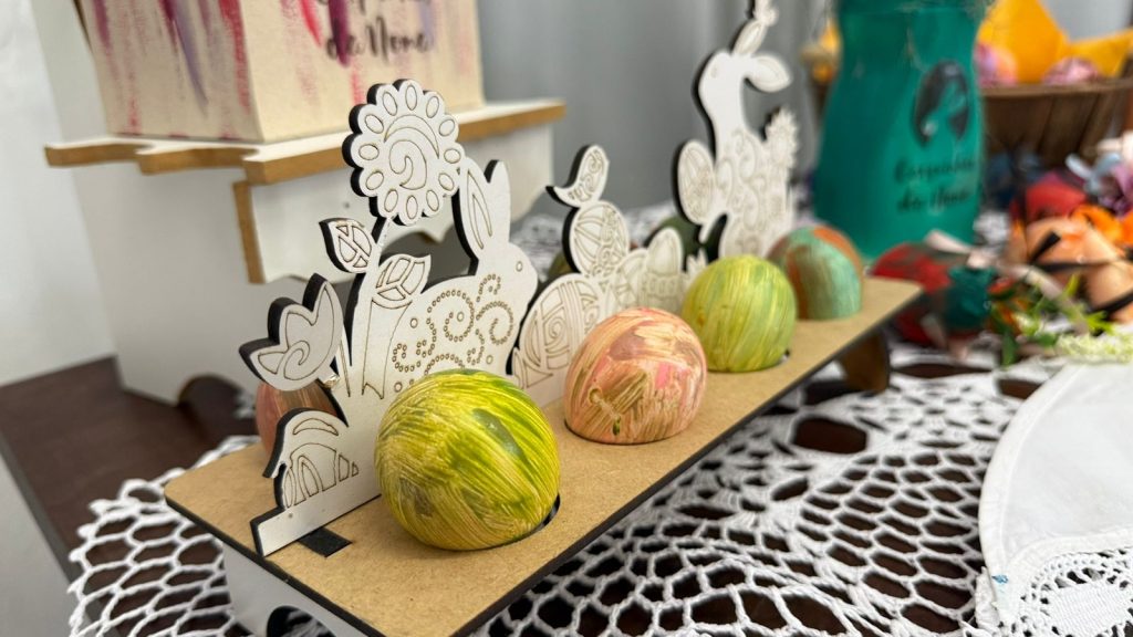 Mesmo com Parkinson, idosa de Rodeio com quase 100 anos ainda produz e vende casquinhas de ovos pintadas à mão