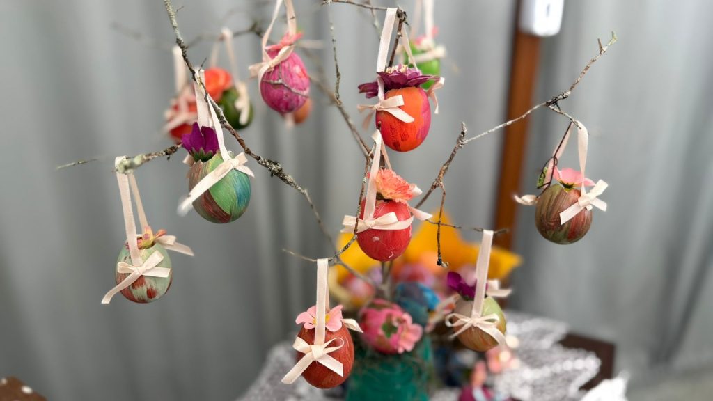 Mesmo com Parkinson, idosa de Rodeio com quase 100 anos ainda produz e vende casquinhas de ovos pintadas à mão