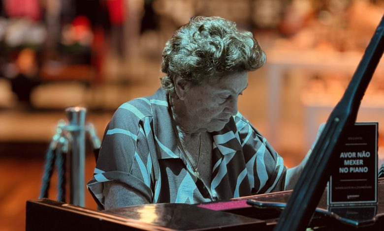 Há 33 anos emocionando Blumenau: Dona Soninha transforma o Neumarkt Shopping em palco de música e memória