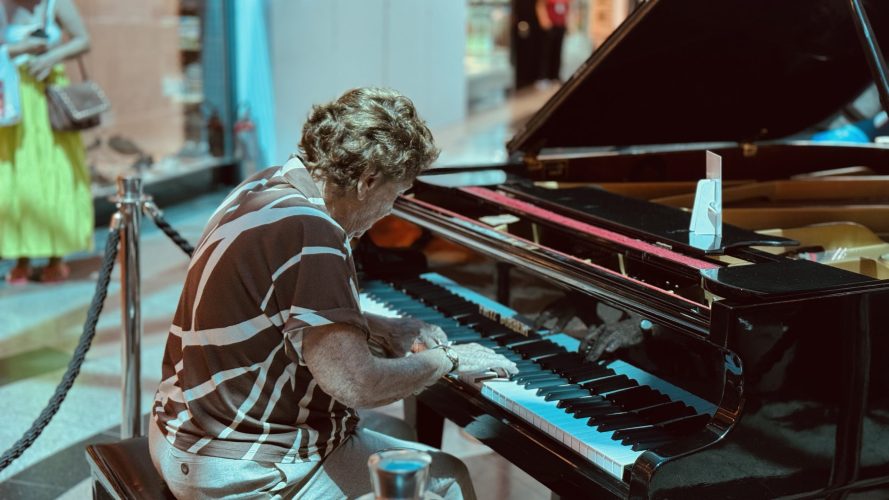 Há 33 anos emocionando Blumenau: Dona Soninha transforma o Neumarkt Shopping em palco de música e memória