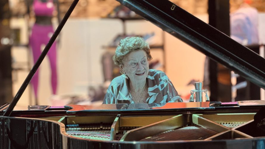 Há 33 anos emocionando Blumenau: Dona Soninha transforma o Neumarkt Shopping em palco de música e memória