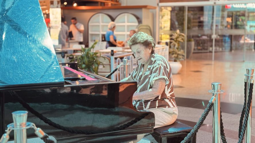 Há 33 anos emocionando Blumenau: Dona Soninha transforma o Neumarkt Shopping em palco de música e memória