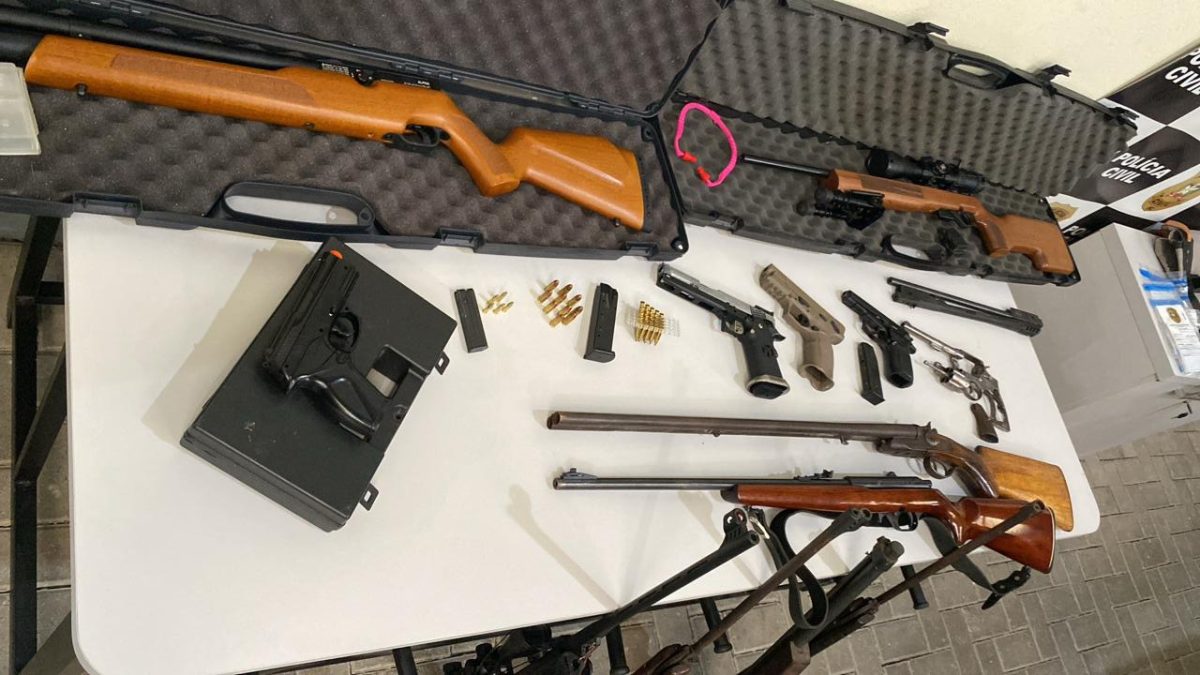 Após tiro que feriu homem, polícia encontra várias armas na casa de investigado em Gaspar