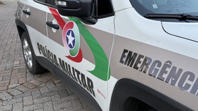 Idoso é preso após empurrar esposa para fora do carro e deixá-la ferida em Blumenau