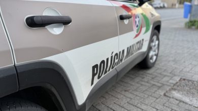 Homem com mandado por perseguição é preso ao descer de ônibus após vigilância da PM em Indaial