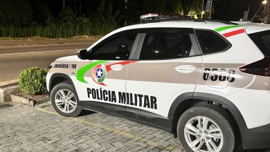 Homem com mandado ativo é preso após ser encontrado pela PM dormindo no Mercado Público em Timbó