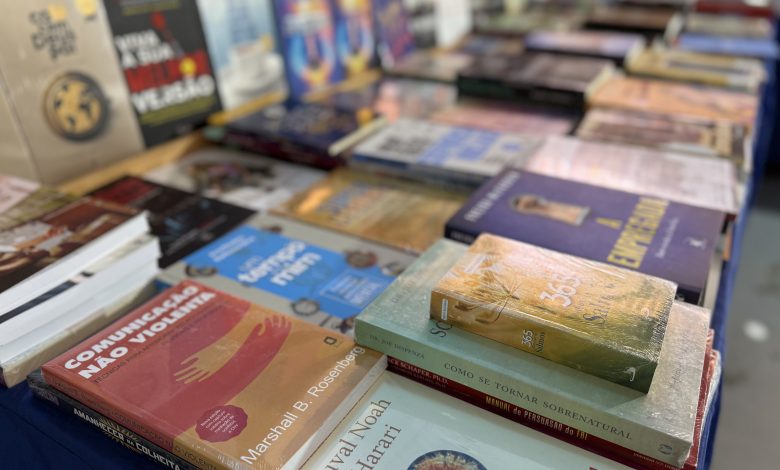 Timbó promove troca-troca literário de Páscoa e leva chocolate, leitura e diversão à comunidade