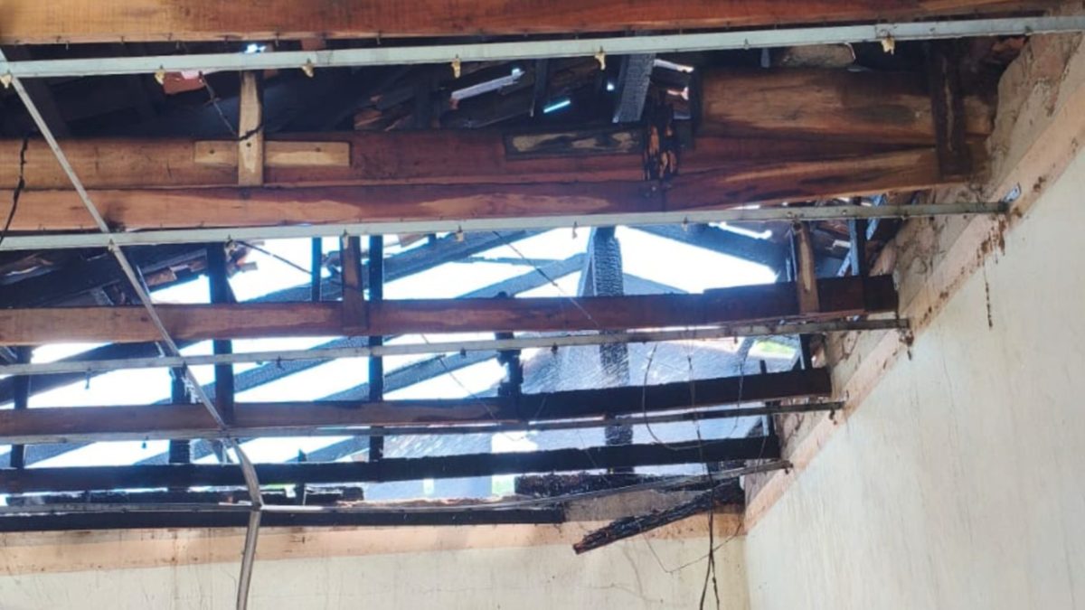 Casa de alvenaria é atingida por incêndio durante a tarde em Indaial