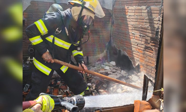 Casa de alvenaria é atingida por incêndio durante a tarde em Indaial