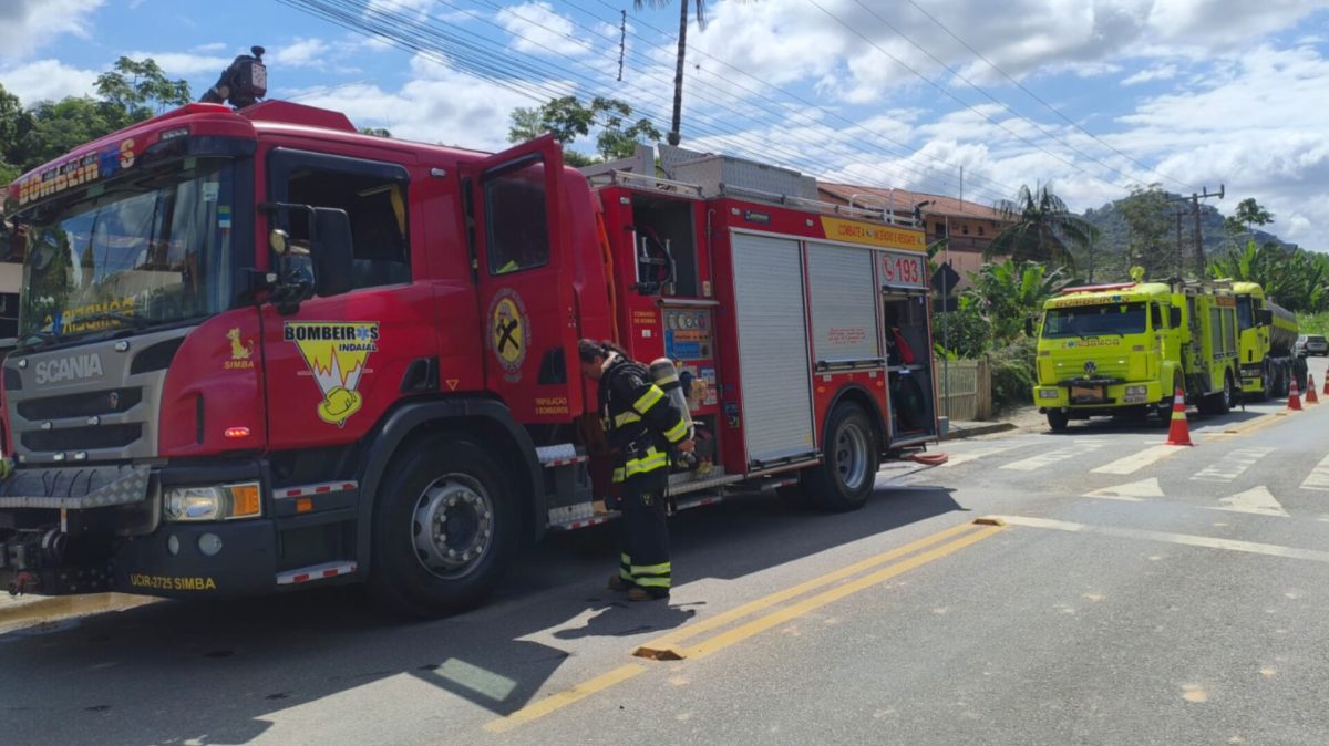 Casa de alvenaria é atingida por incêndio durante a tarde em Indaial