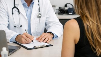 Justiça manda prender médico suspeito de abusar de jovens durante consultas em SC