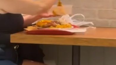 Cliente é filmada colocando comida de buffet em potes dentro de restaurante em SC e caso gera debate nas redes