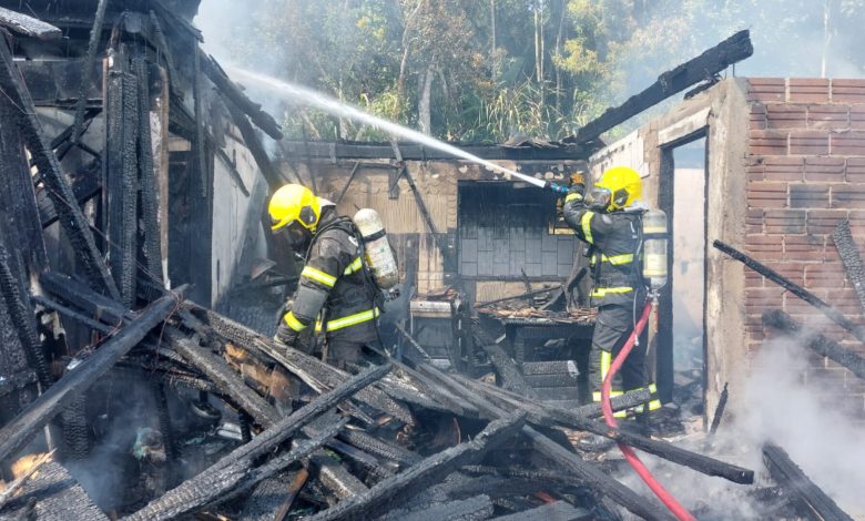 Incêndio consome casa de 120 m² e deixa apenas pequeno depósito intacto em Blumenau