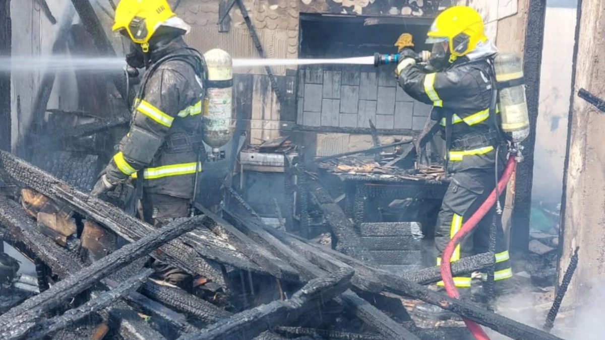Incêndio consome casa de 120 m² e deixa apenas pequeno depósito intacto em Blumenau