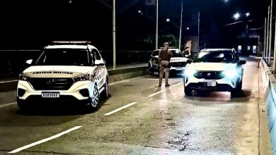 Polícia Militar realiza 70 visitas em escolas, faz operações de trânsito e registra 3 prisões durante ações de segurança em Timbó