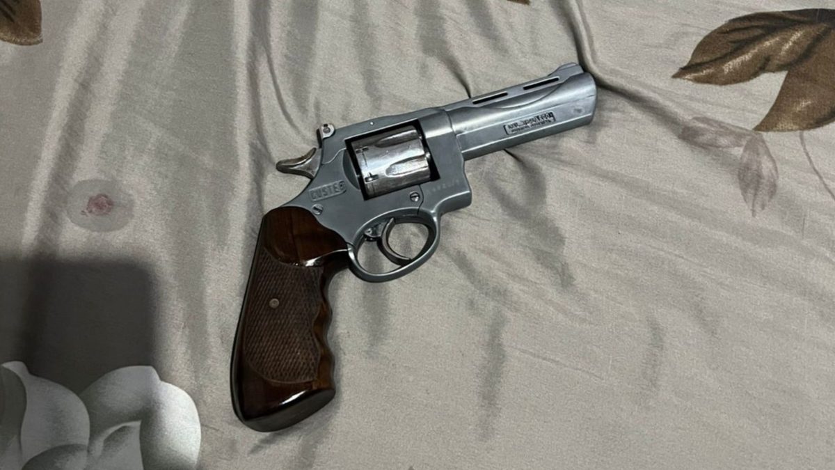 Indaialense suspeito de integrar facção criminosa é preso e arma de fogo é apreedida em Barra Velha
