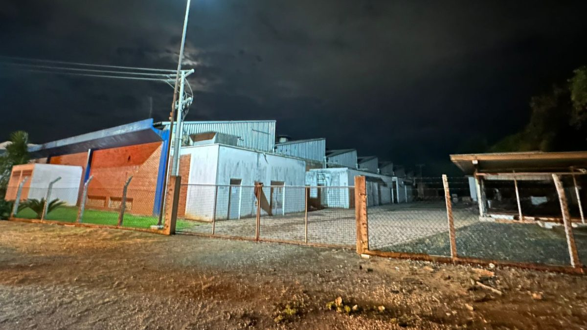 Incêndio de grandes proporções atinge empresa às margens da BR-470 em Indaial