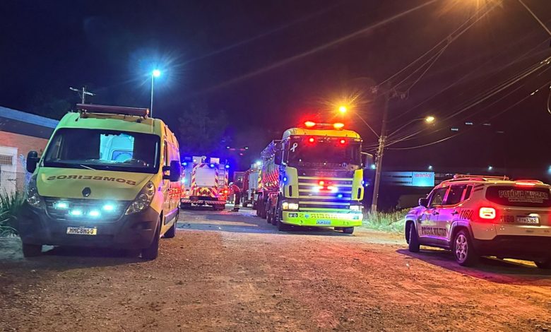 Incêndio de grandes proporções atinge empresa às margens da BR-470 em Indaial
